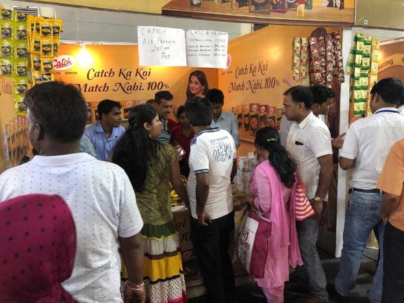 Visitors-enjoying-shopping-at-IIMTF-Ahmedabad